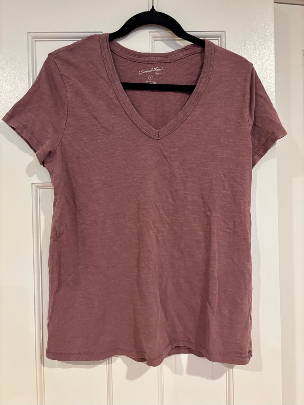 Universal Thread V-Neck Tee in Pink Size Medium